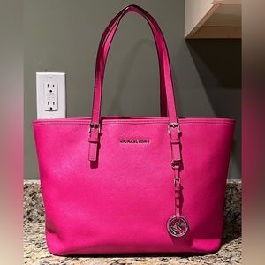 MK Michael Kors Hot Pink Jet Set Saffiano leather handbag, purse, pocketbook ✨